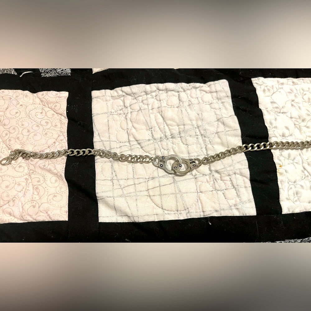 Handcuff choker
